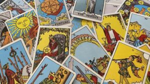difference-tarot-and-oracle-cards-img