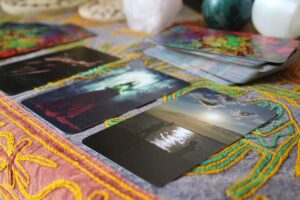 difference-tarot-and-oracle-cards-img2