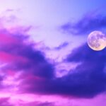 青紫の空に浮かぶ月
